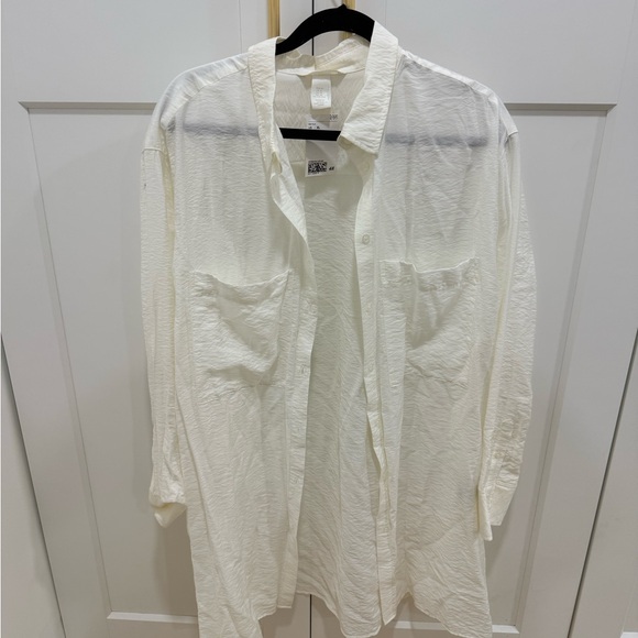 H&M Tops - H&M Womens Lightweight Button down Blouse